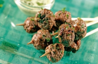 Bolitas de carne con salsa de yogur y culantro